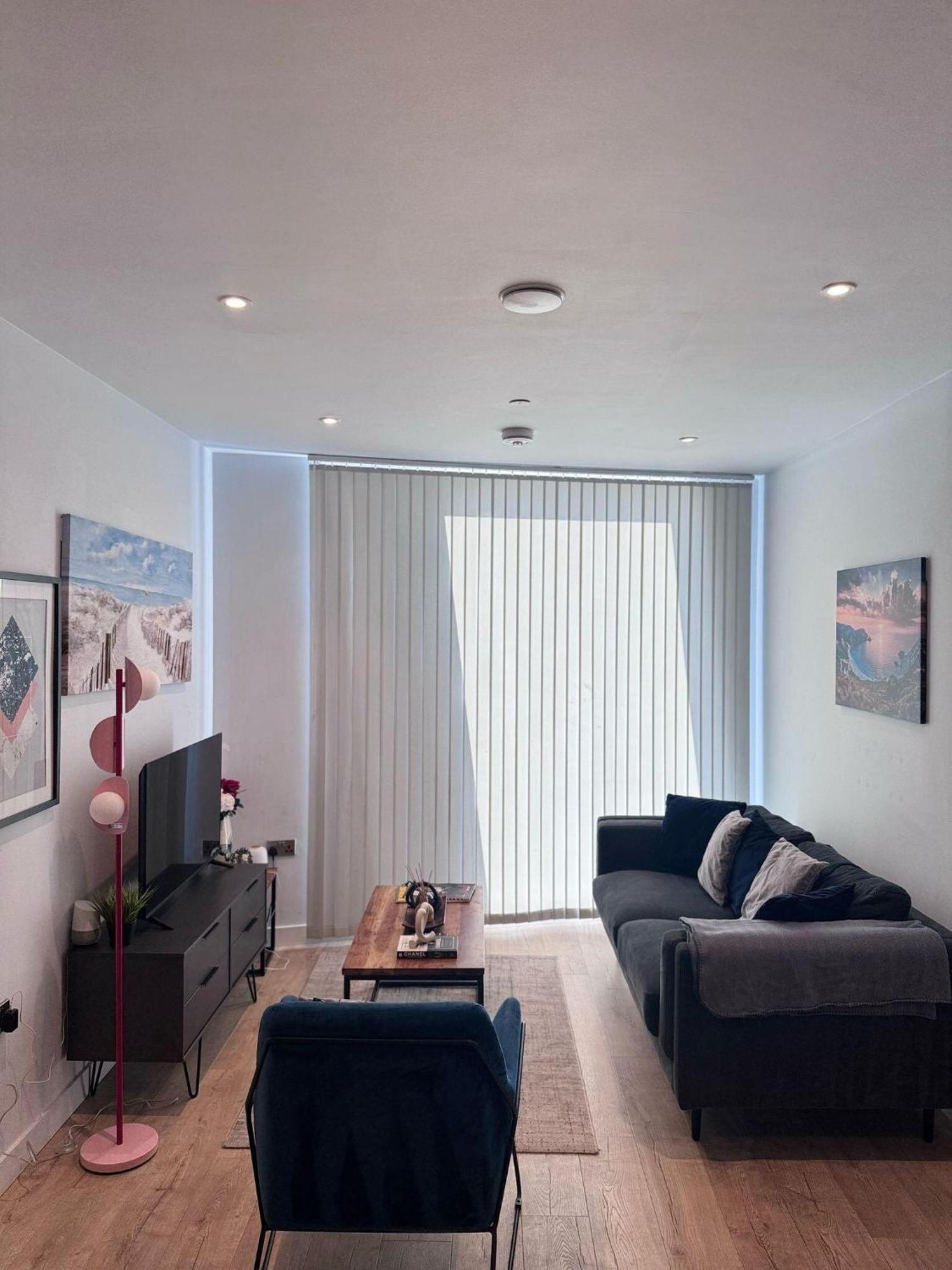 Centre - 2-bed High Rise - Sleeps 4 Apartment *