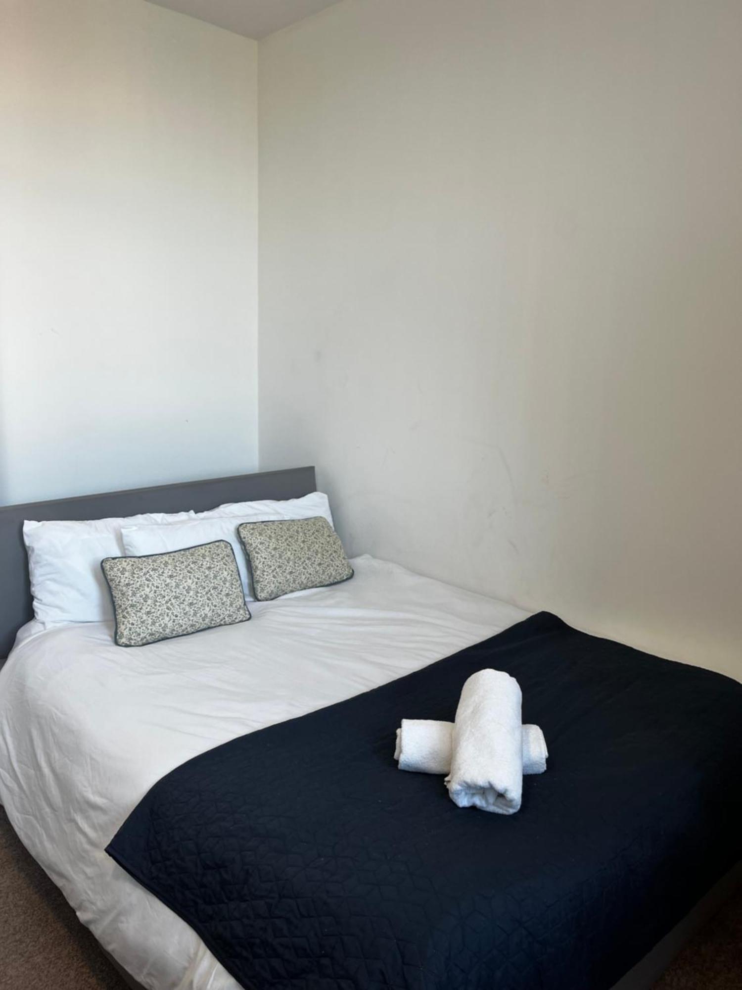 The Failsworth Collection - Stylish With Free Parking Apartment
