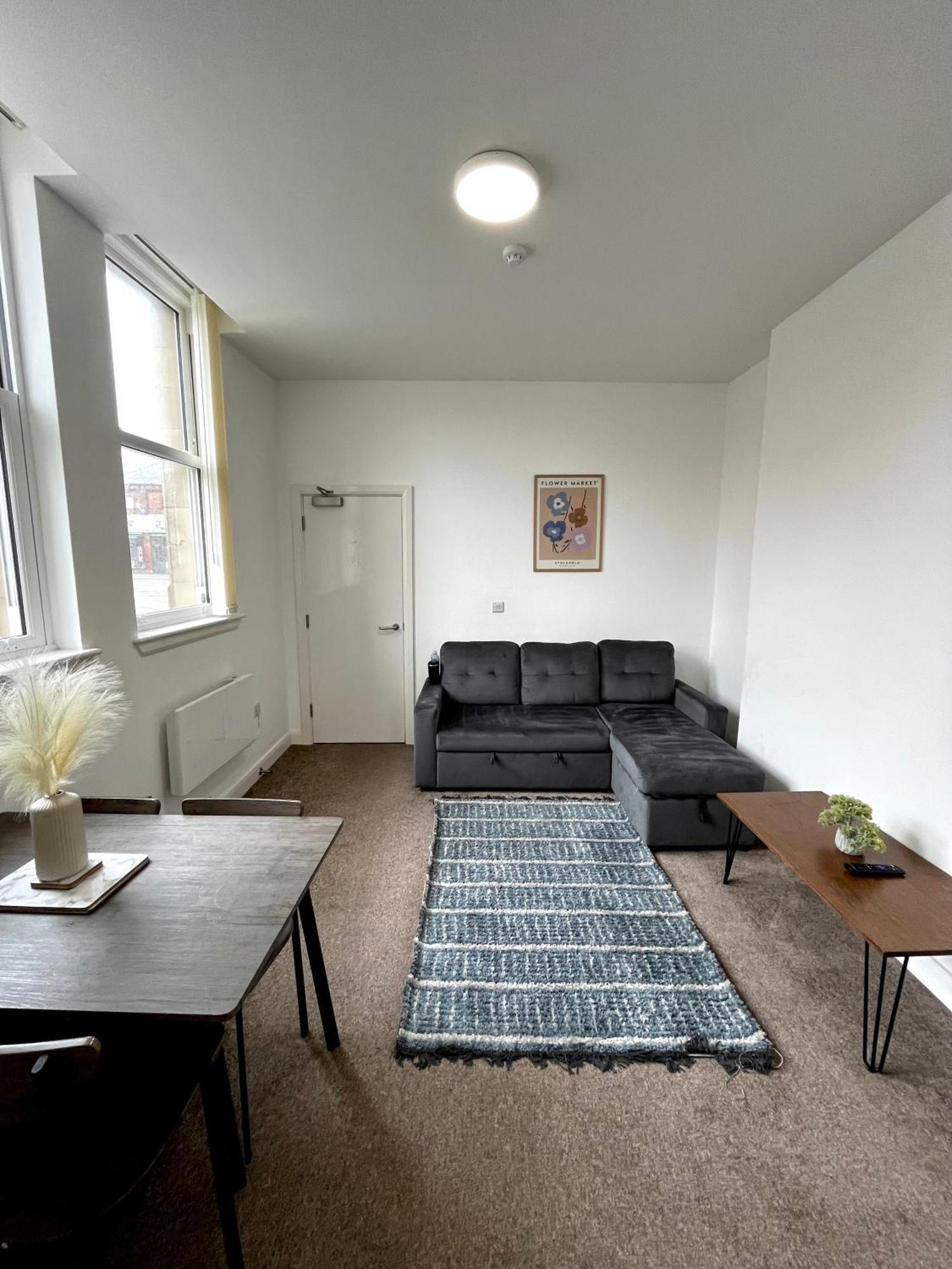 The Failsworth Collection - Stylish With Free Parking Apartment *