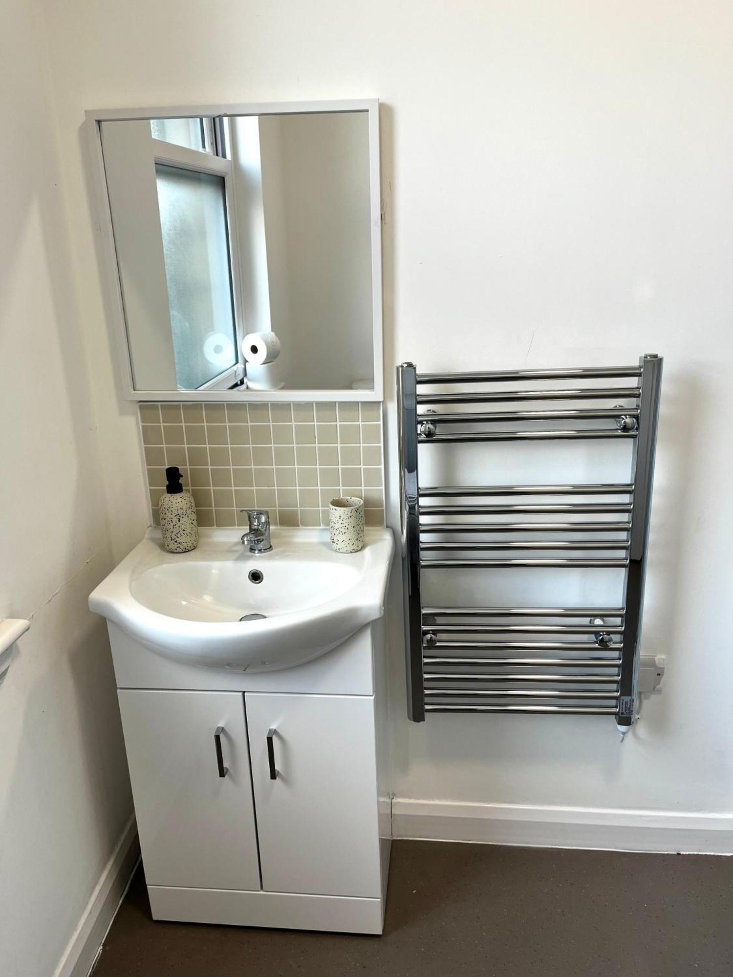 The Failsworth Collection - Stylish With Free Parking Apartment