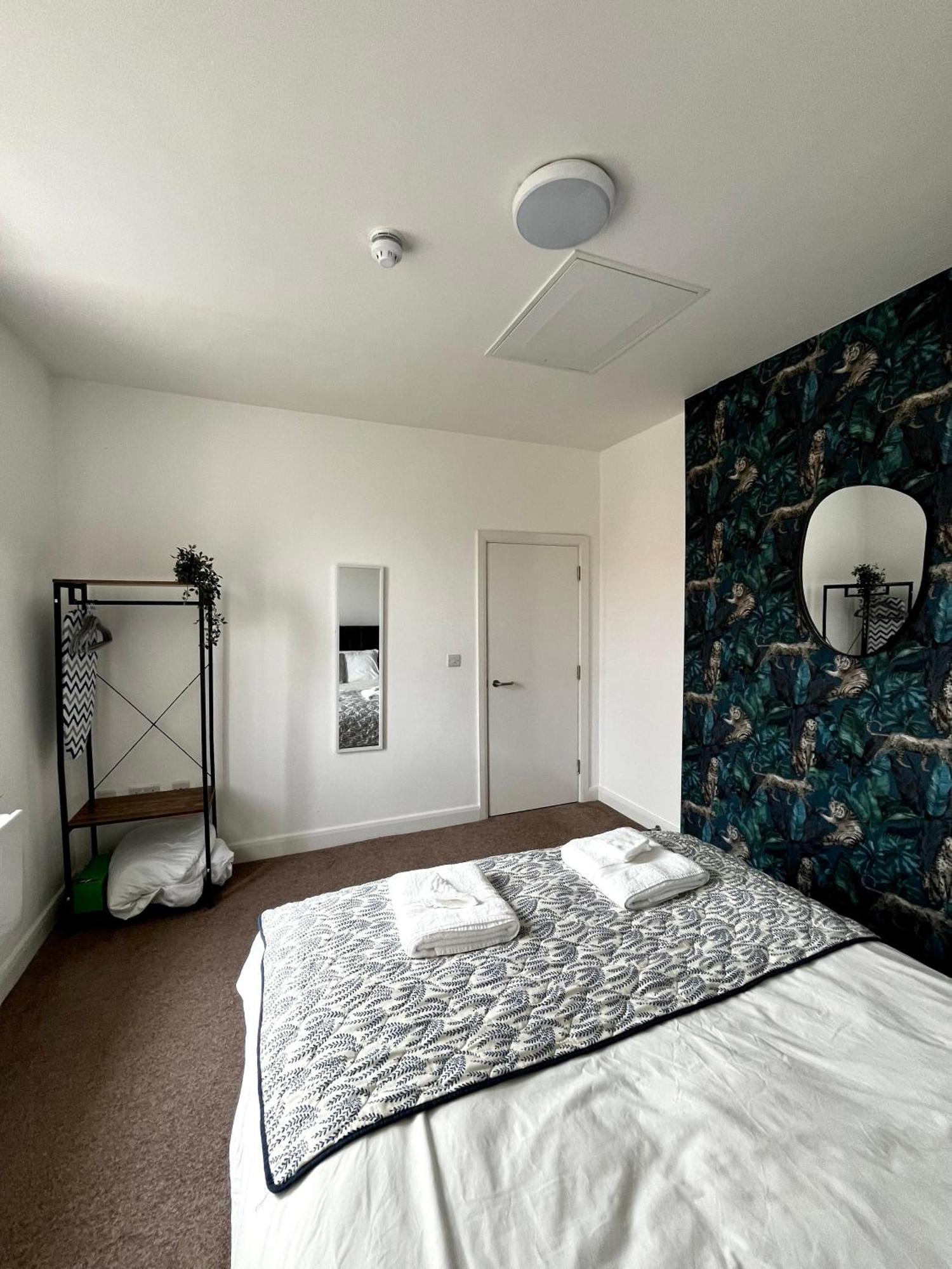 The Failsworth Collection - Stylish With Free Parking Apartment
