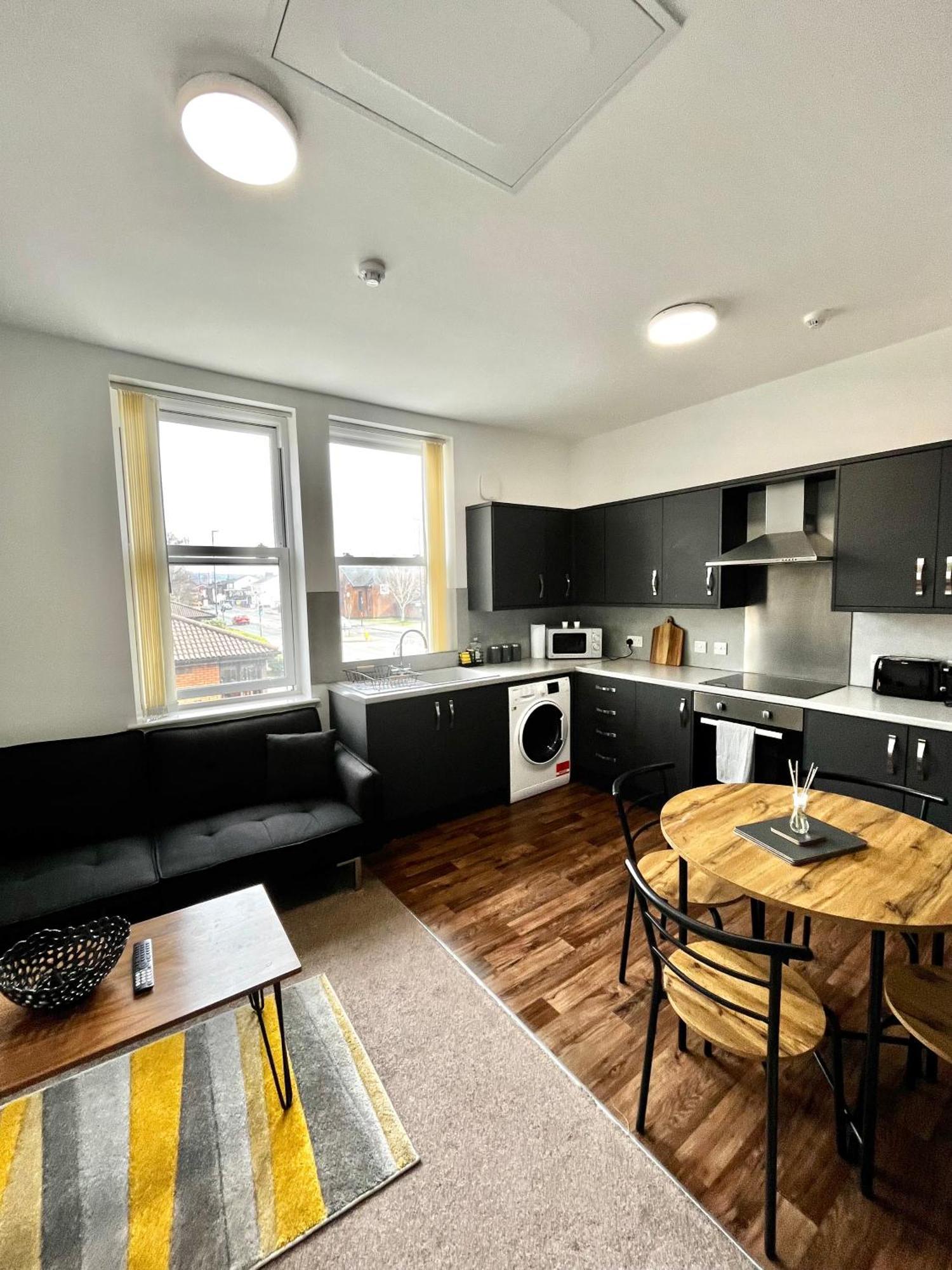 The Failsworth Collection - Stylish With Free Parking Apartment