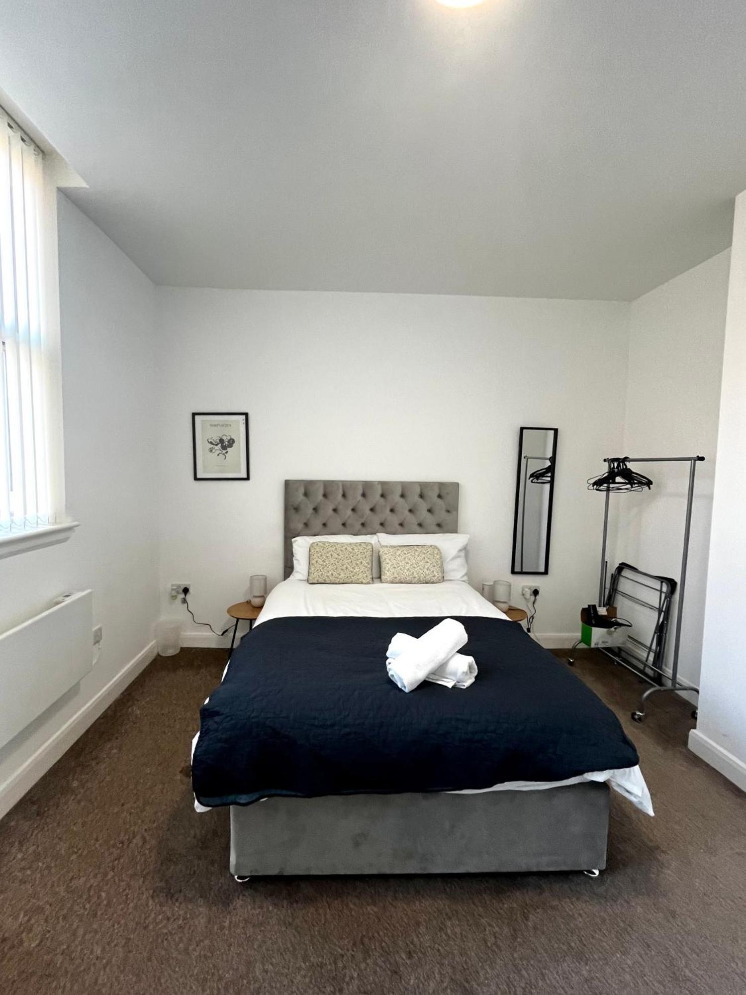 The Failsworth Collection - Stylish With Free Parking Apartment *