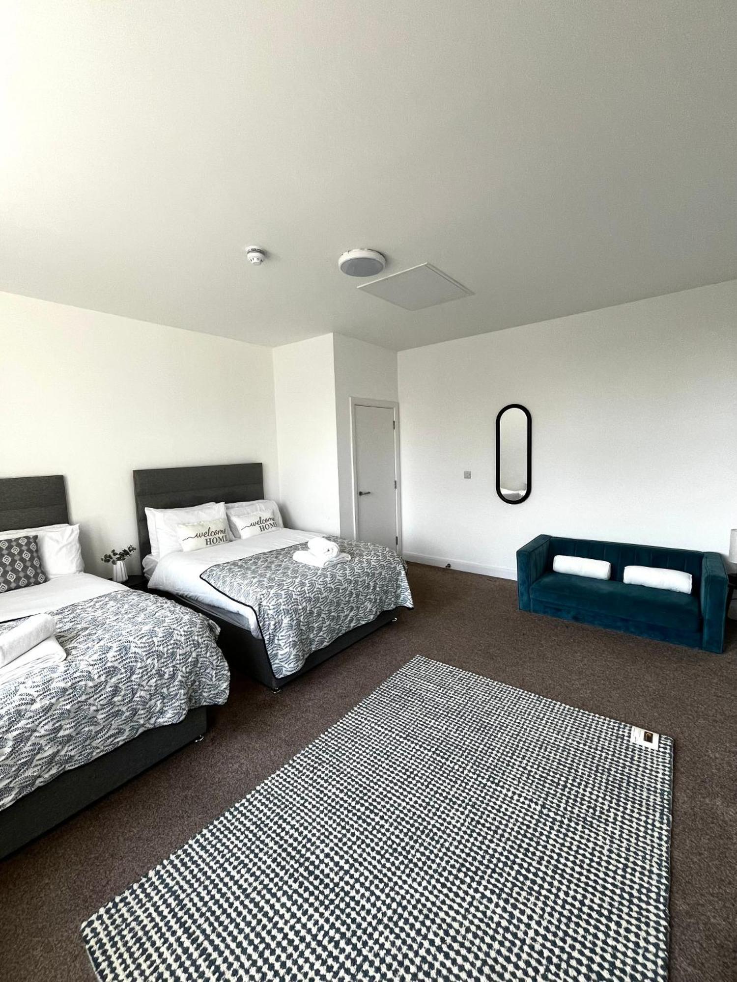 The Failsworth Collection - Stylish With Free Parking Apartment