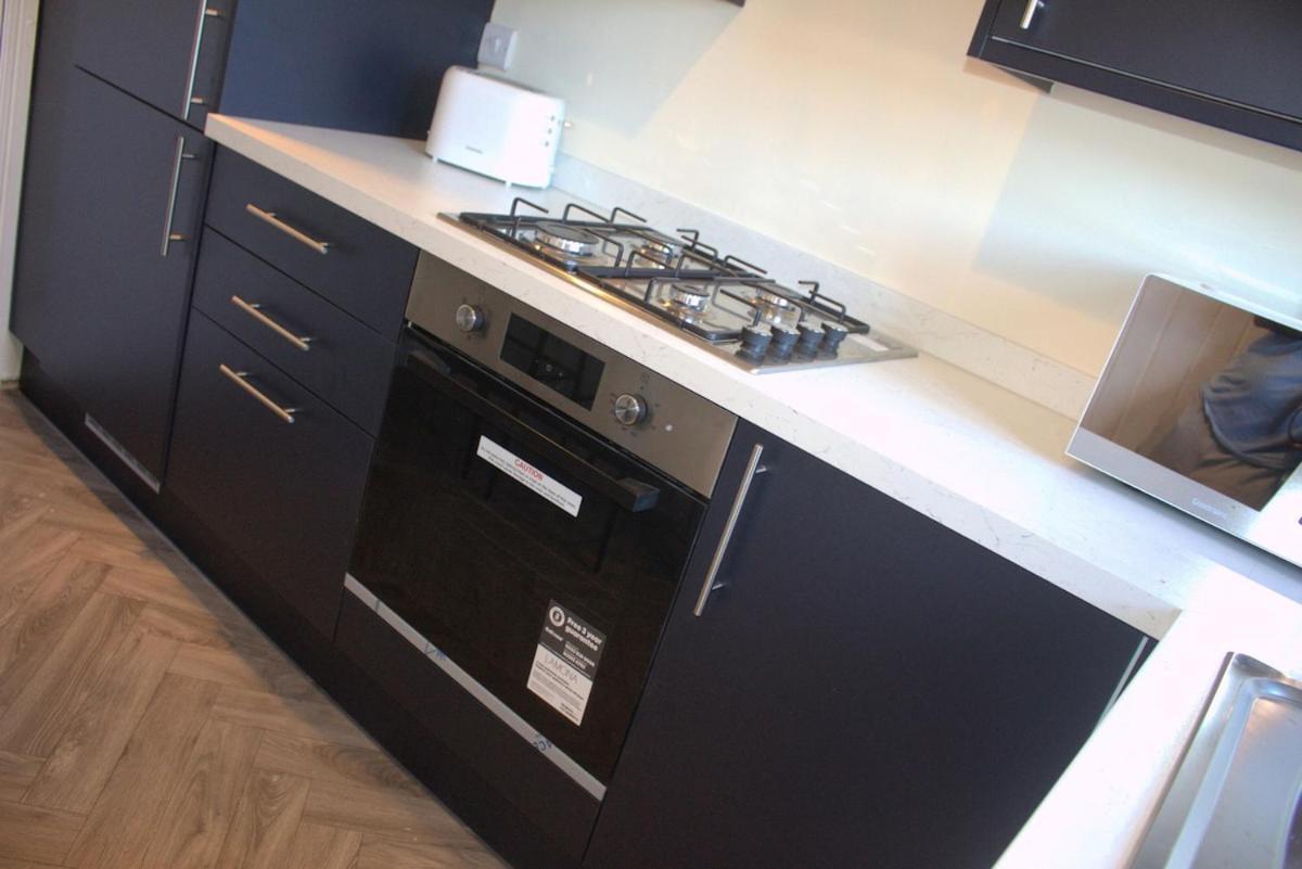 Holiday home Hub - 2br With Free Parking, Near Airport & Attractions *