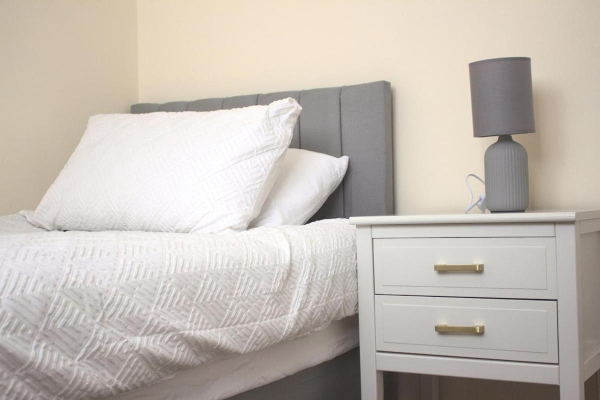 Hub - 2br With Free Parking, Near Airport & Attractions *
