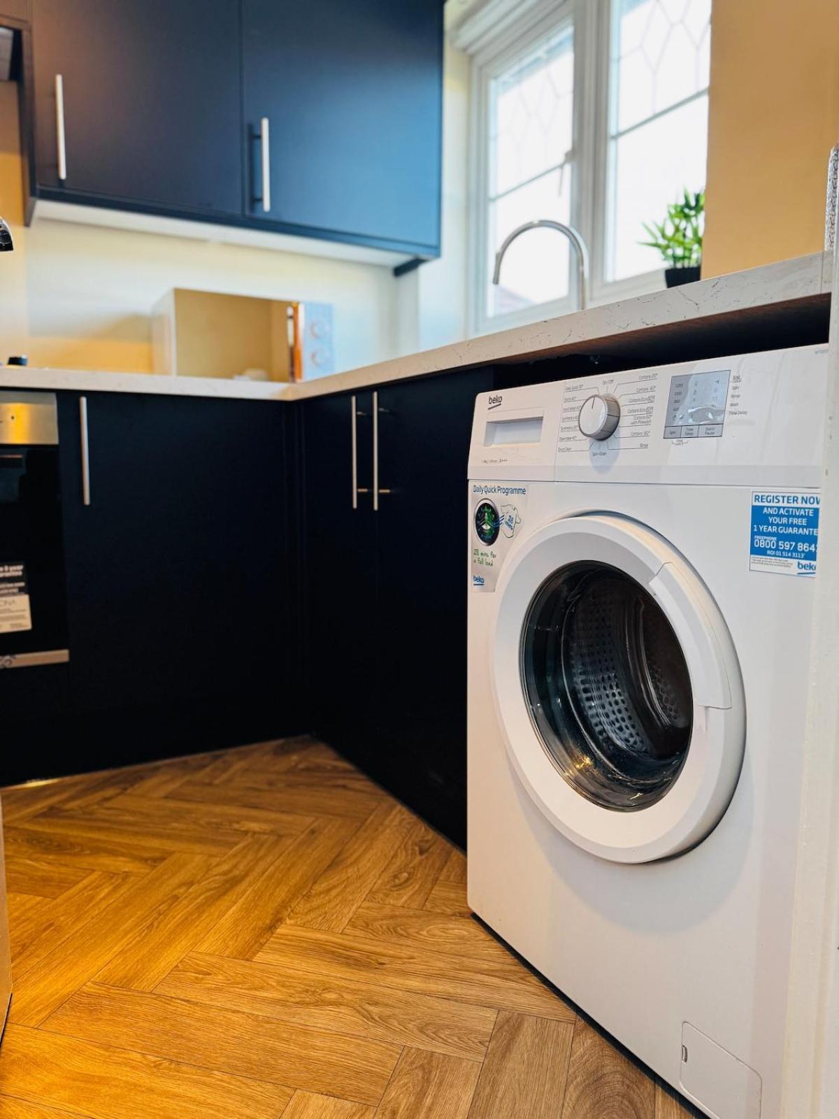Holiday home Hub - 2br With Free Parking, Near Airport & Attractions