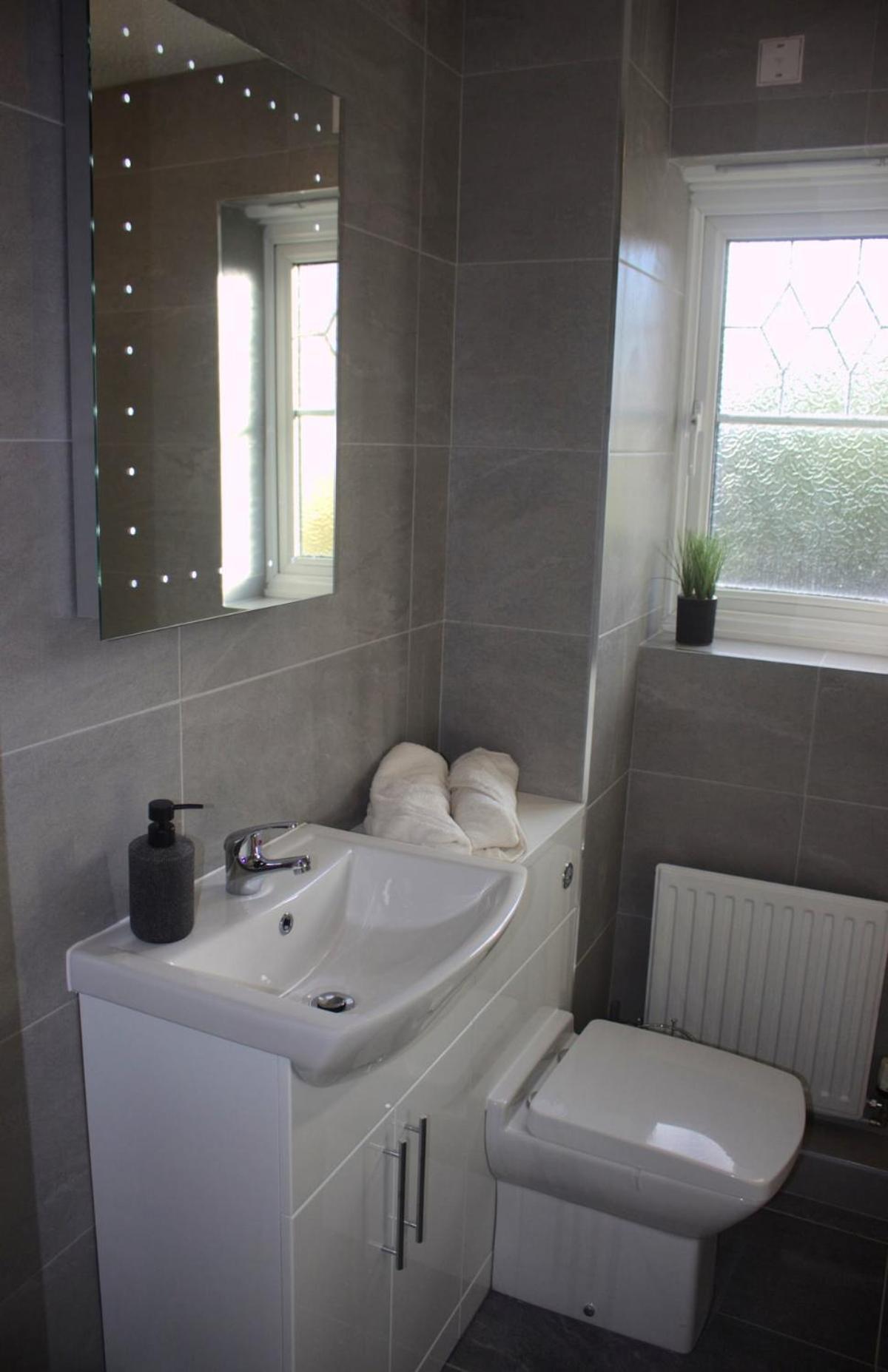 Hub - 2br With Free Parking, Near Airport & Attractions *