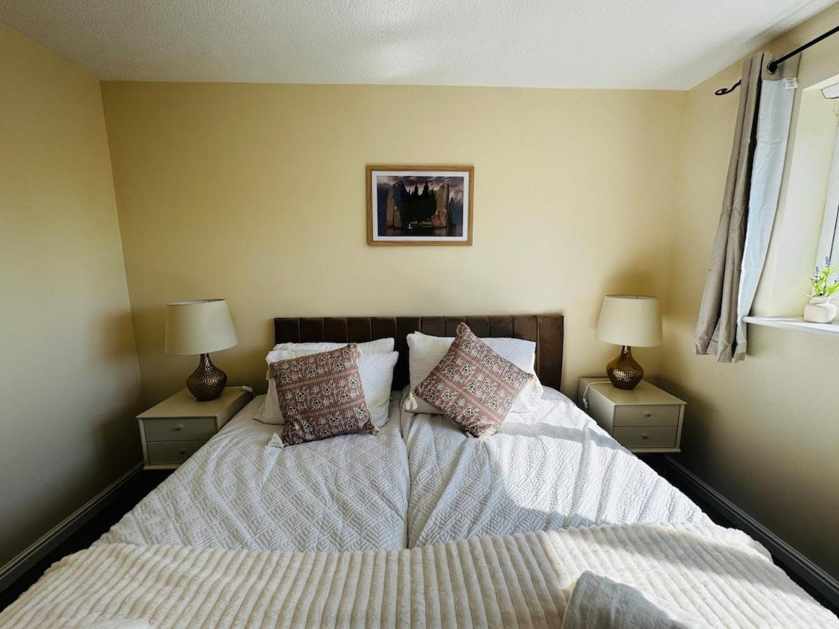 Holiday home Hub - 2br With Free Parking, Near Airport & Attractions *