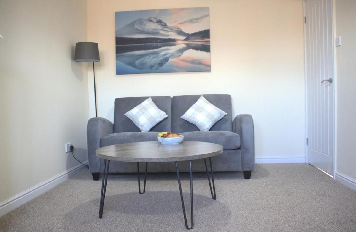Holiday home Hub - 2br With Free Parking, Near Airport & Attractions *