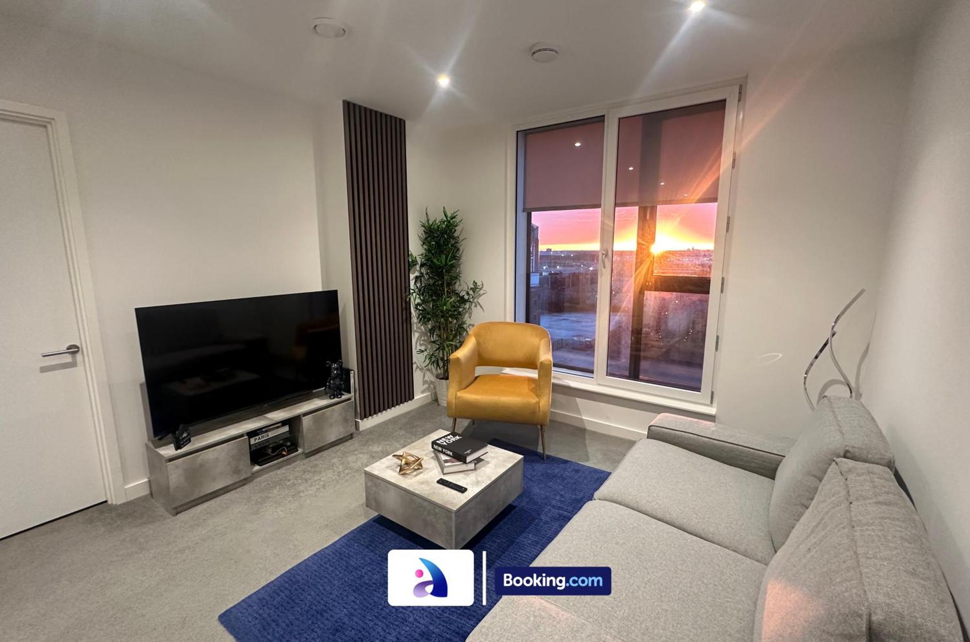Spacious By Avalora Short Lets & Serviced Old Trafford With Free Wi-fi, Mcr Stadium, Sleeps 6