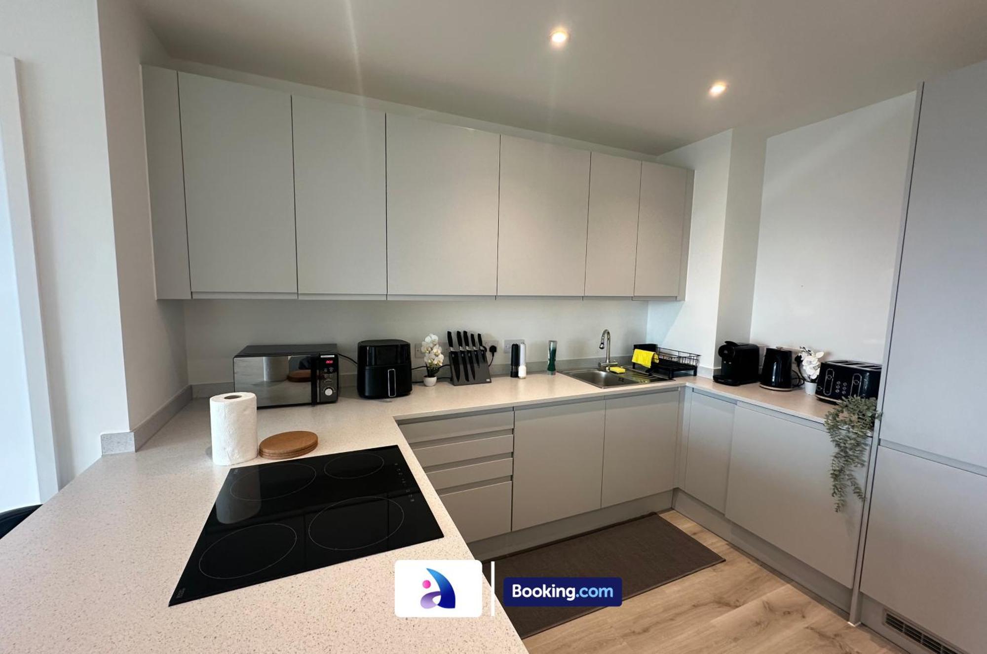 Apartment Spacious By Avalora Short Lets & Serviced Old Trafford With Free Wi-fi, Mcr Stadium, Sleeps 6 *