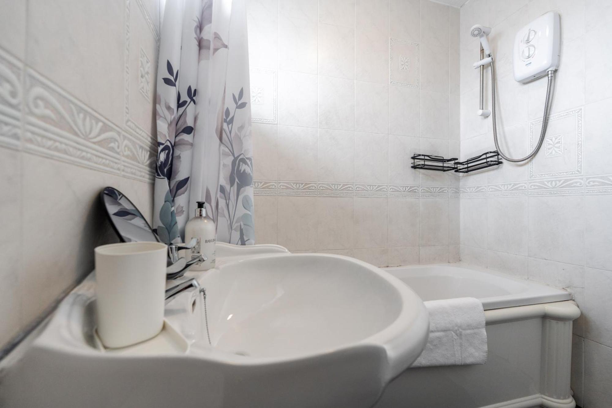 Holiday home Boutique 3bd Opposite Etihad & Coop - Free Parking - Pool Table Manchester