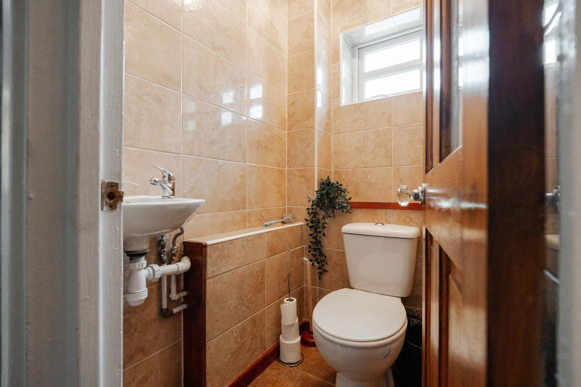 Holiday home Boutique 3bd Opposite Etihad & Coop - Free Parking - Pool Table *