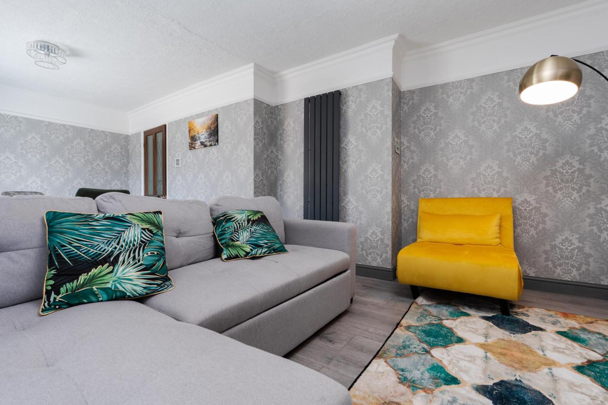 Holiday home Boutique 3bd Opposite Etihad & Coop - Free Parking - Pool Table *