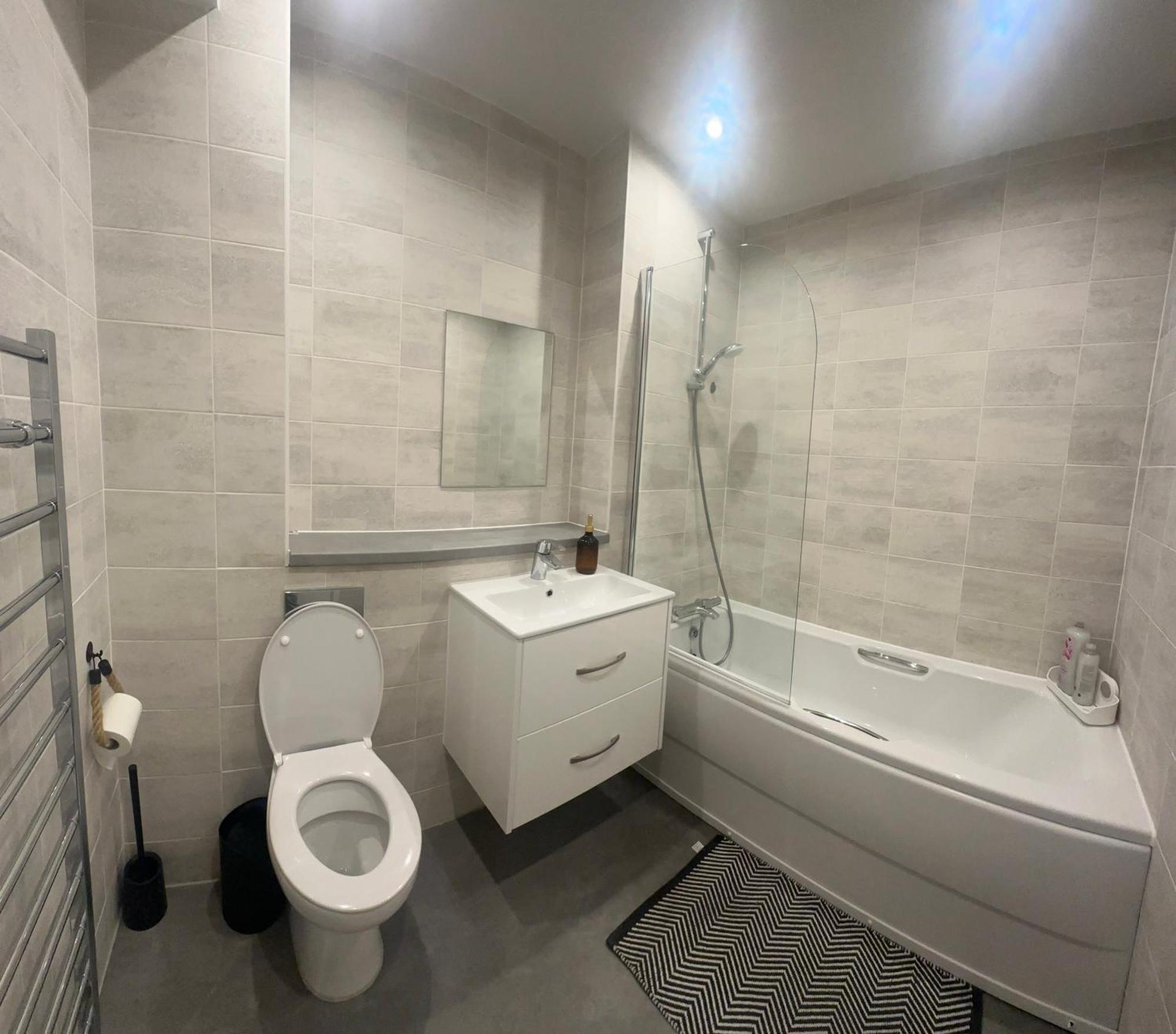 Cosy Salford, - 90secs To Bus Stop & Convenience Store Homestay Manchester