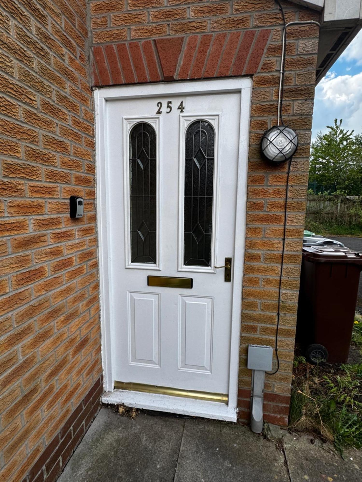 Holiday home Hub - 2br With Free Parking, Near Airport & Attractions *