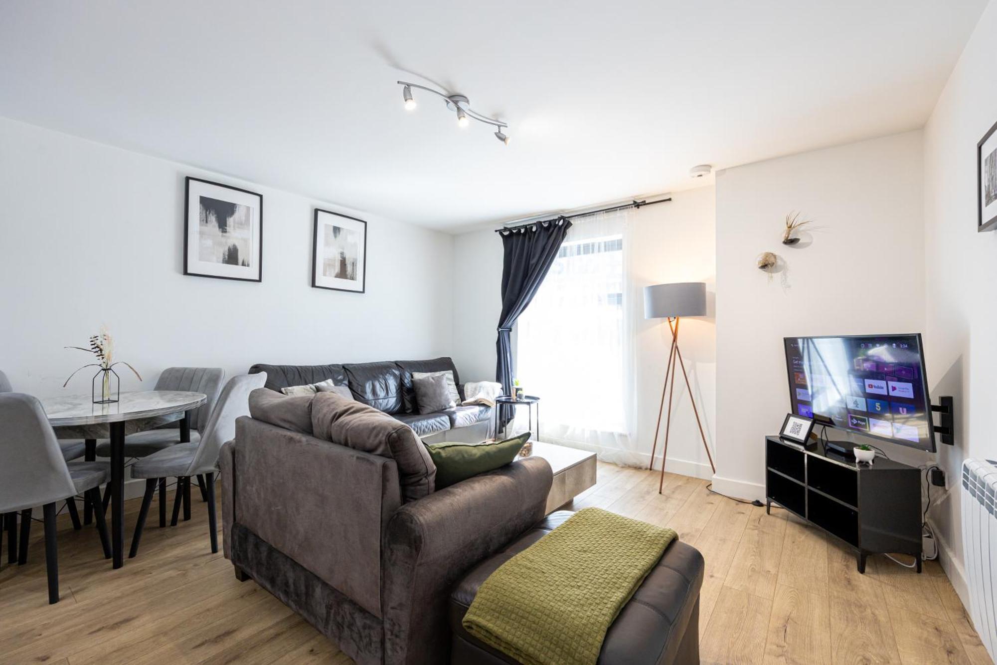 Stylish 2-bed In Centre Apartment *