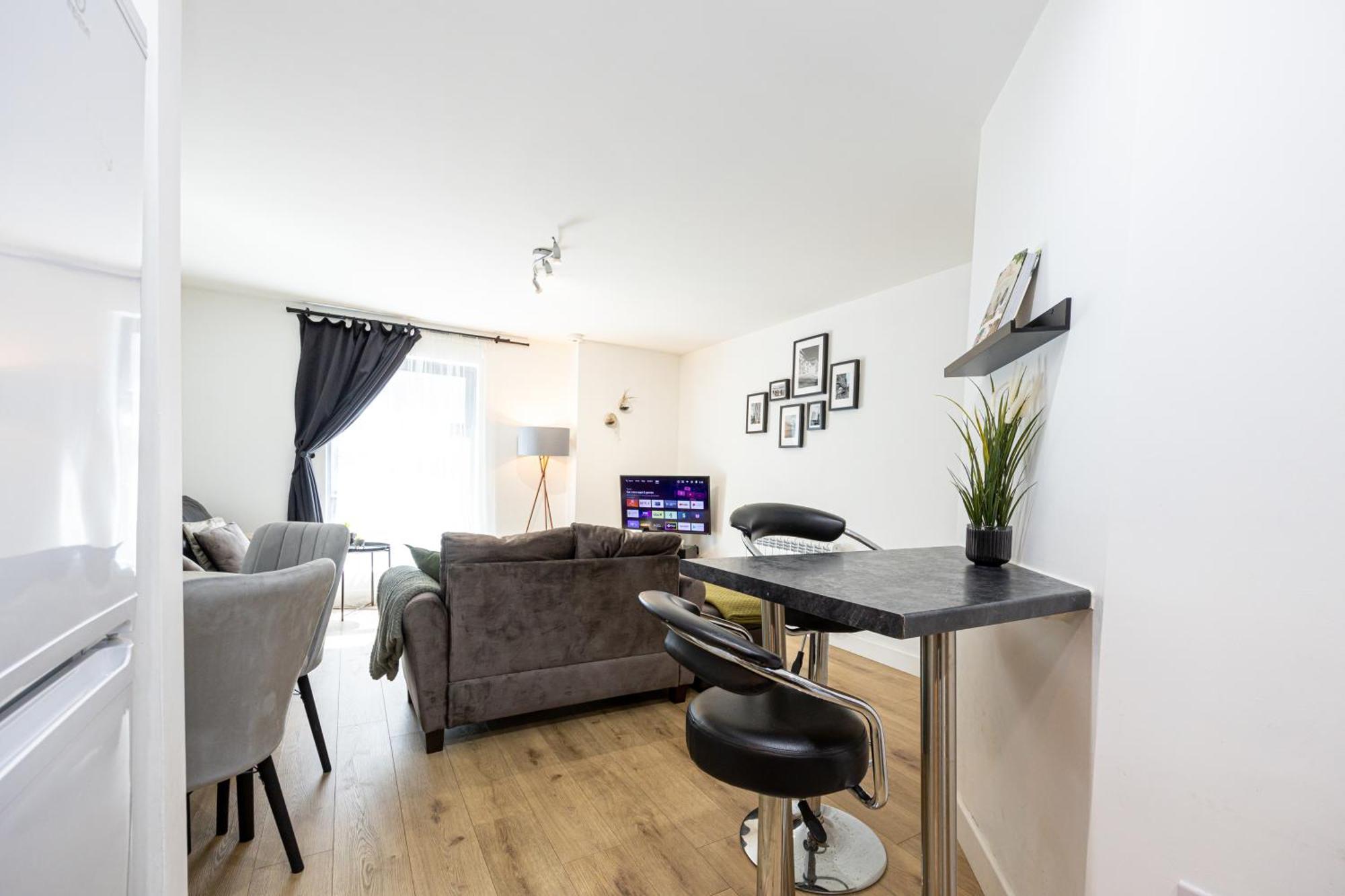 Stylish 2-bed In Centre Apartment