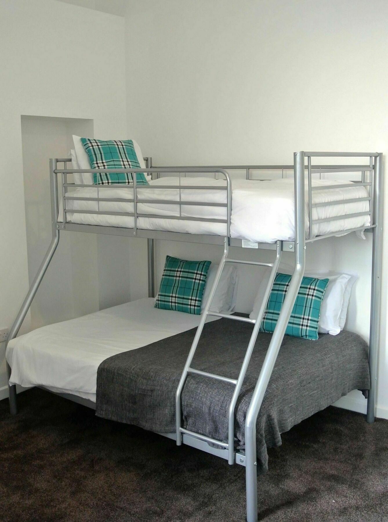 Approved Serviced Gorse Hill Apartment