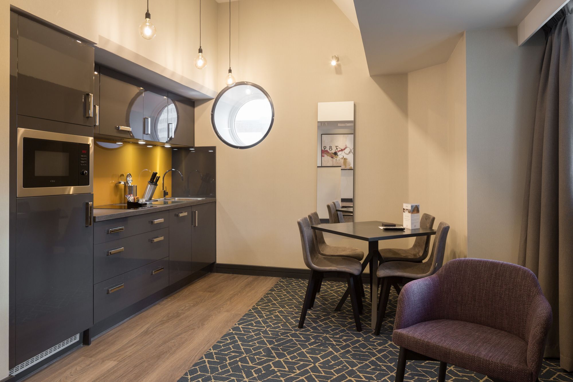 Roomzzz Victoria Aparthotel 4*